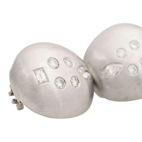 Paar Ohrringe mit Brillanten und Diamanten von zus. ca. 1,1 ct, - photo 5