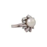 Ring mit Perle und Diamanten von zus. ca. 0,9 ct, - фото 1