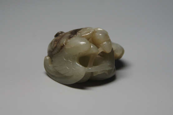 A JADE ORNAMENT OF TWO HAIDONGQIN BIRDS PECKING A GOOSE OF LIAO/JIN DYNASTY - photo 2