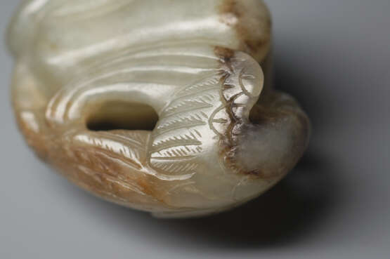 A JADE ORNAMENT OF TWO HAIDONGQIN BIRDS PECKING A GOOSE OF LIAO/JIN DYNASTY - photo 8