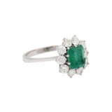 Klassischer Ring mit feinem Smaragd - фото 1