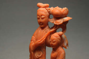 A PAIR OF CORAL LADIES ORNAMENT OF QING DYNASTY