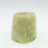 A JADE CYLINDRICAL ORNAMENT OF SHANG DYNASTY (1600-1046BC) - Foto 1