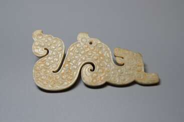A JADE DRAGON PENDANT OF WARRING STATES PERIOD (476-221BC)