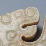 A JADE DRAGON PENDANT OF WARRING STATES PERIOD (476-221BC) - фото 3
