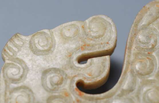 A JADE DRAGON PENDANT OF WARRING STATES PERIOD (476-221BC) - фото 3