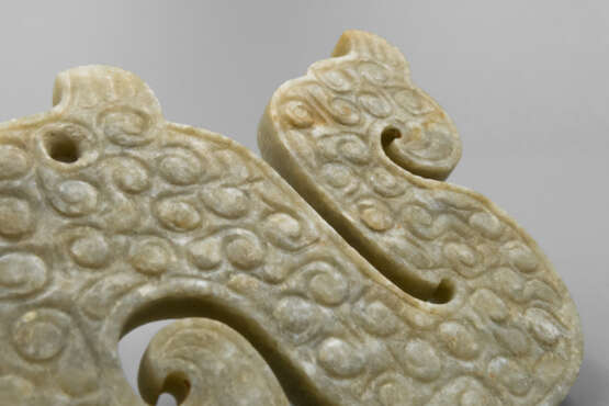 A JADE DRAGON PENDANT OF WARRING STATES PERIOD (476-221BC) - фото 5