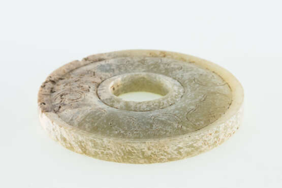 A CLOUD PATTERN JADE DISC BI OF WARRING STATES PERIOD (476-221BC) - photo 2