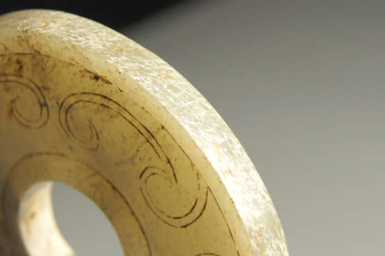 A CLOUD PATTERN JADE DISC BI OF WARRING STATES PERIOD (476-221BC) - photo 3