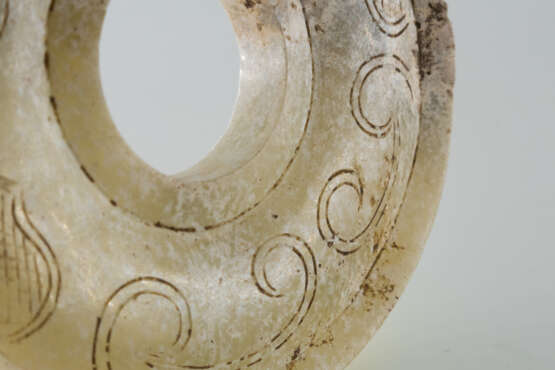 A CLOUD PATTERN JADE DISC BI OF WARRING STATES PERIOD (476-221BC) - photo 5