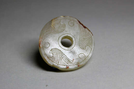 A BIRD PATTERN JADE DISC BI OF WARRING STATES PERIOD (476-221BC) - photo 2