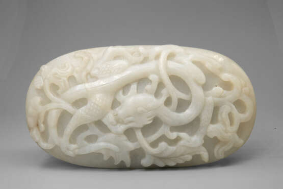 A PALE CELADON JADE DRAGON PLAQUE OF MING DYNASTY (1368-1644) - photo 1