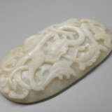 A PALE CELADON JADE DRAGON PLAQUE OF MING DYNASTY (1368-1644) - photo 2