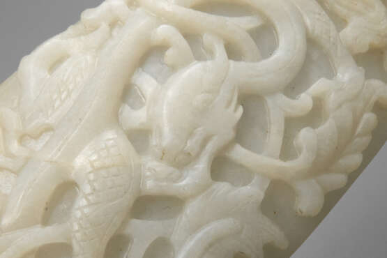 A PALE CELADON JADE DRAGON PLAQUE OF MING DYNASTY (1368-1644) - photo 5