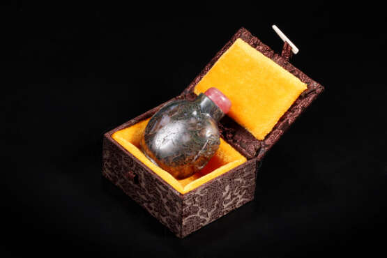 A SET OF AGATE SNUFF BOTTLE OF QING DYNASTY (1644-1912) - photo 2