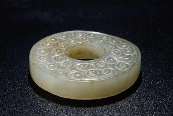 A GRAIN PATTERN JADE BI OF THE WARRING STATED PERIOD (476-221BC) - photo 2