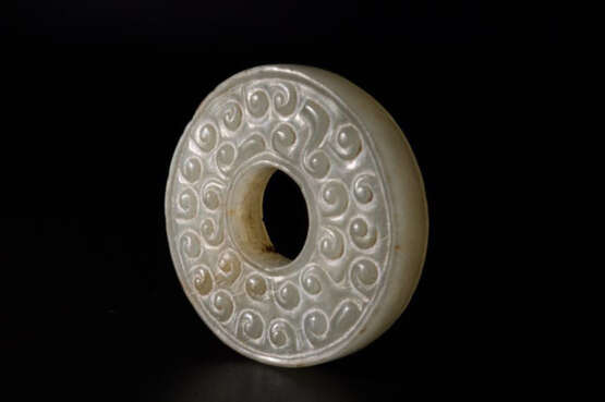 A GRAIN PATTERN JADE BI OF THE WARRING STATED PERIOD (476-221BC) - photo 3