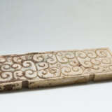 A JADE DRAGON SCABBARD SLIDE OF SPRING AND AUTUMN PERIOD (771-476BC) - Foto 2