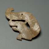 A JADE DRAGON PENDANT OF WARRING STATES PERIOD (476-221BC) - фото 1