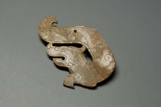 A JADE DRAGON PENDANT OF WARRING STATES PERIOD (476-221BC) - Foto 1