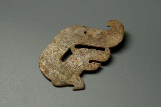 A JADE DRAGON PENDANT OF WARRING STATES PERIOD (476-221BC) - фото 2