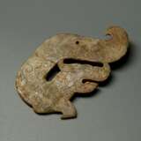A JADE DRAGON PENDANT OF WARRING STATES PERIOD (476-221BC) - photo 2