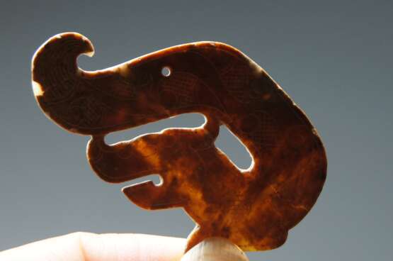 A JADE DRAGON PENDANT OF WARRING STATES PERIOD (476-221BC) - фото 6