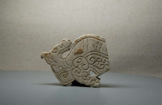 A JADE DRAGON PENDANT OF EASTERN ZHOU PERIOD (770-256BC) - Foto 1