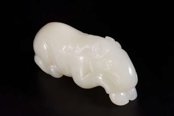 A HETIAN WHITE JADE HORSE OF QING DYNASTY - фото 1