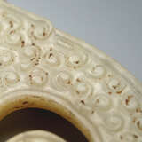 A HETIAN WHITE JADE DRAGON OF WARRING STATES PERIOD (476-221BC) - Foto 2