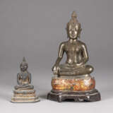 ZWEI SITZENDE STATUEN VON SHAKYAMUNI AUS BRONZE - Foto 1