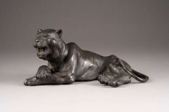 EIN KAUENDER TIGER AUS BRONZE - photo 1