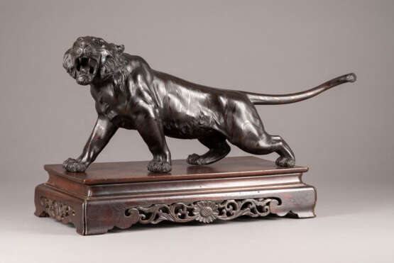 EIN BRUELLENDER TIGER AUS BRONZE - photo 1