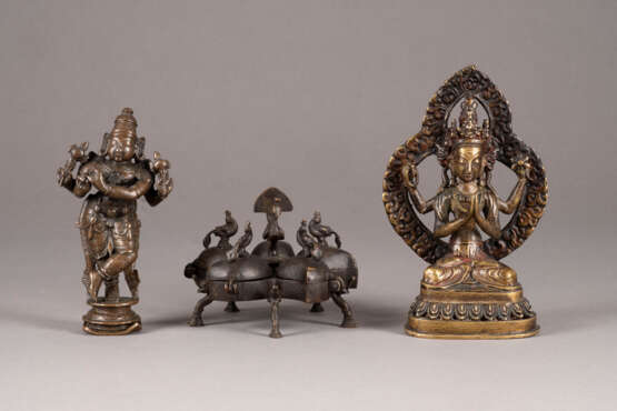 EINE STATUE VON SHIVA AUS BRONZE, EINE STATUE VON CHATURBHUJA AVALOKITESHVARA AUS MESSING UND EINE SCHMINKDOSE - photo 1