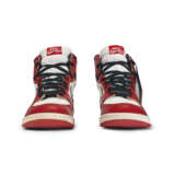 MICHAEL JORDAN DUAL SIGNED ORIGINAL 1985 AIR JORDAN 1 ‘CHICAGO’ SNEAKERS - Foto 2