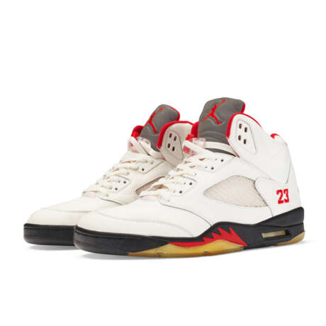 MICHAEL JORDAN PLAYER EXCLUSIVE AIR JORDAN V ‘FIRE RED’ SNEAKERS - Foto 1
