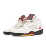 MICHAEL JORDAN PLAYER EXCLUSIVE AIR JORDAN V ‘FIRE RED’ SNEAKERS - Foto 1