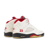 MICHAEL JORDAN PLAYER EXCLUSIVE AIR JORDAN V ‘FIRE RED’ SNEAKERS - Foto 4