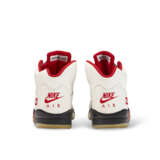 MICHAEL JORDAN PLAYER EXCLUSIVE AIR JORDAN V ‘FIRE RED’ SNEAKERS - Foto 5
