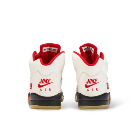 MICHAEL JORDAN PLAYER EXCLUSIVE AIR JORDAN V ‘FIRE RED’ SNEAKERS - Foto 5