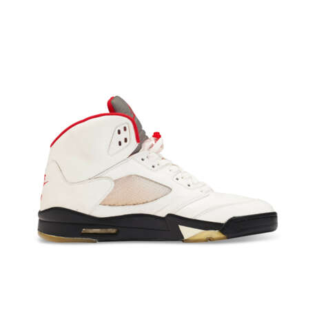 MICHAEL JORDAN PLAYER EXCLUSIVE AIR JORDAN V ‘FIRE RED’ SNEAKERS - Foto 7