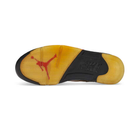 MICHAEL JORDAN PLAYER EXCLUSIVE AIR JORDAN V ‘FIRE RED’ SNEAKERS - Foto 8