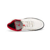MICHAEL JORDAN PLAYER EXCLUSIVE AIR JORDAN V ‘FIRE RED’ SNEAKERS - Foto 9