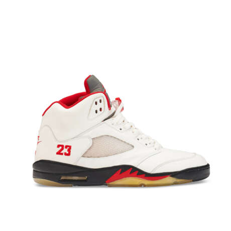 MICHAEL JORDAN PLAYER EXCLUSIVE AIR JORDAN V ‘FIRE RED’ SNEAKERS - Foto 12