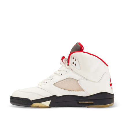 MICHAEL JORDAN PLAYER EXCLUSIVE AIR JORDAN V ‘FIRE RED’ SNEAKERS - Foto 13