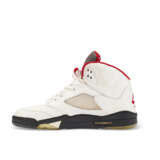 MICHAEL JORDAN PLAYER EXCLUSIVE AIR JORDAN V ‘FIRE RED’ SNEAKERS - Foto 13