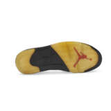 MICHAEL JORDAN PLAYER EXCLUSIVE AIR JORDAN V ‘FIRE RED’ SNEAKERS - Foto 14