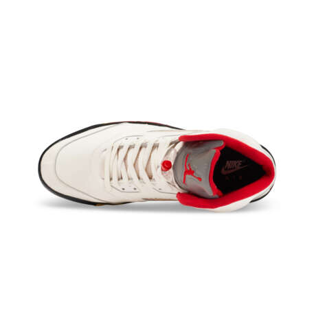 MICHAEL JORDAN PLAYER EXCLUSIVE AIR JORDAN V ‘FIRE RED’ SNEAKERS - Foto 15