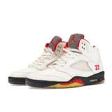 MICHAEL JORDAN PLAYER EXCLUSIVE AIR JORDAN V ‘FIRE RED’ SNEAKERS - Foto 18