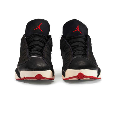 MICHAEL JORDAN GAME-WORN & DUAL SIGNED PLAYER EXCLUSIVE AIR JORDAN LOW XIII SNEAKERS - фото 3